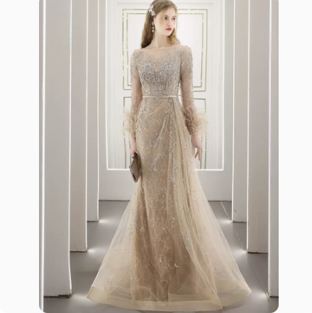 Vestido de Noche Largo Elegante con Incrustaciones de Diamantes y Detalles Joyero