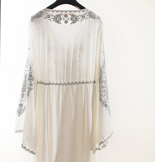Vestido Largo de Cuello en V con Bordados Artesanales - Image 5