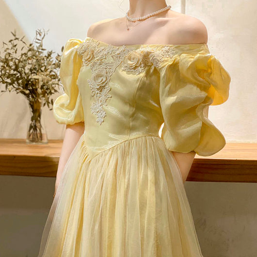 Vestido de Satén Elegante con Falda Princesa y Detalles de Malla - Image 6