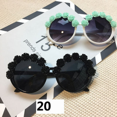 White round sunglasses with daisy flower embellishments on the frames and dark gradient lenses. - Image 42