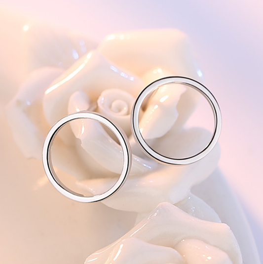 Aretes Minimalistas de Círculo - Elegancia Discreta