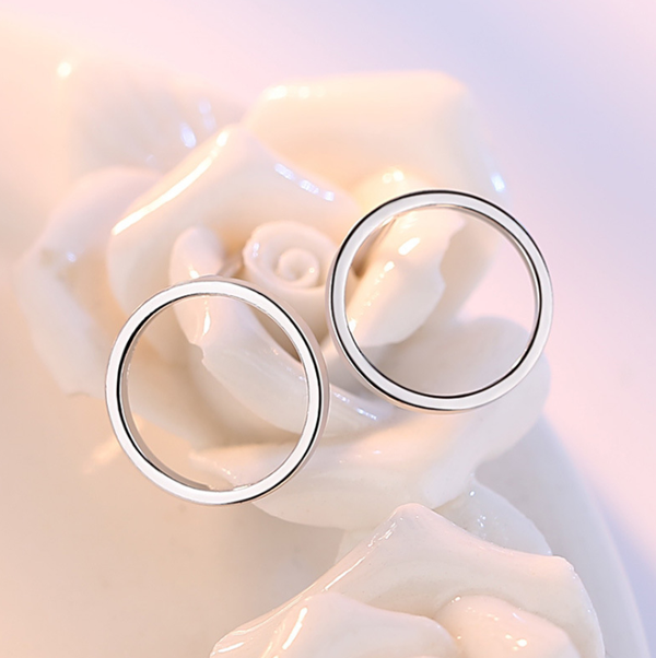 Aretes Minimalistas de Círculo - Elegancia Discreta