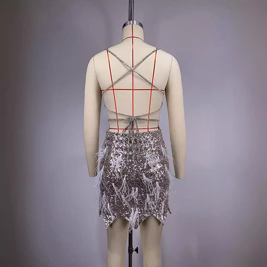 Vestido de Verano con Lentejuelas, Plumas y Borlas Espalda Descubierta - Image 3