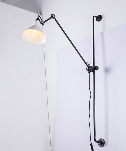 Lámpara de Pared Articulada con Protección Ocular y Enchufe - Image 8