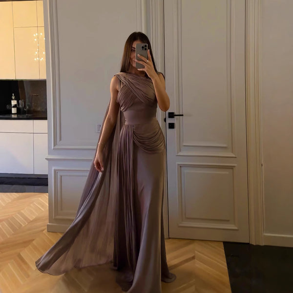 Vestido de Noche en Satén con Pliegues Elegantes