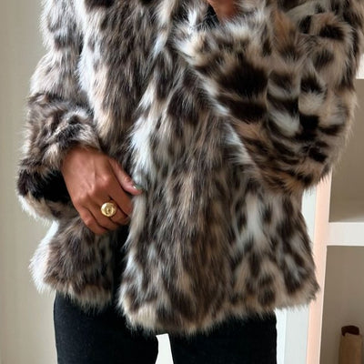 Abrigo Corto de Leopardo con Cuello Solapa y Textura Peluda de Lujo - Image 2