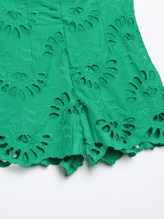 Shorts Elegantes con Detalles Bordados y Recortes Modernos para Mujer - Image 5