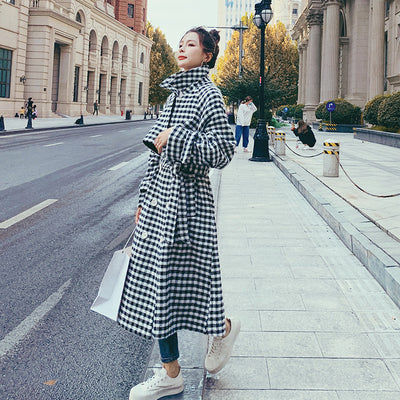 Abrigo Largo de Lana Gruesa para Mujer con Patrón Geométrico Blanco y Negro - Image 14