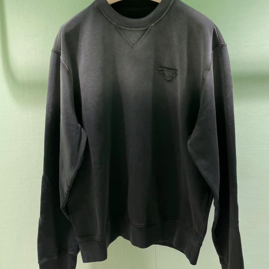 Suéter Cuello Redondo Degradado Gris Desgastado Triángulo Invertido Unisex - Image 2