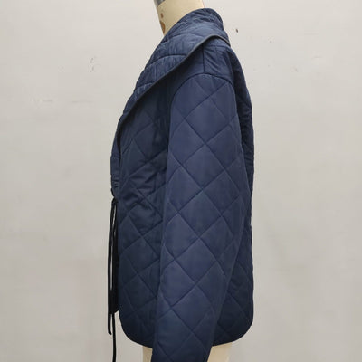 Abrigo Acolchado Azul Zafiro con Diseño Romboidal Suelto - Image 7