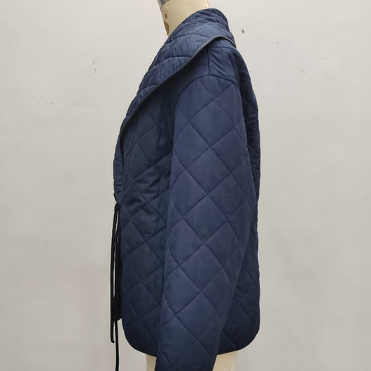 Abrigo Acolchado Azul Zafiro con Diseño Romboidal Suelto - Image 7