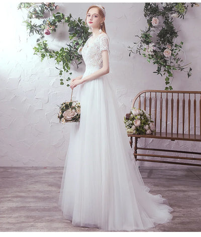 Vestido de Novia Minimalista con Falda de Tul y Cola Delicada - Image 9