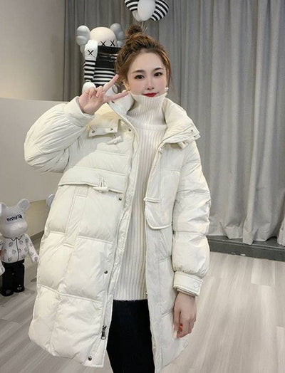 Chaqueta Acolchada Blanca con Capucha y Botones de Cuerno - Corte Estilizado - Image 6