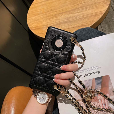 Funda para Teléfono de Cuero Dorado con Diseño Geométrico Romboidal - Image 4