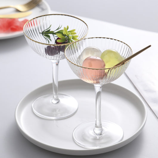 Vaso Elegante para Helado con Borde Dorado y Rayas de Cristal