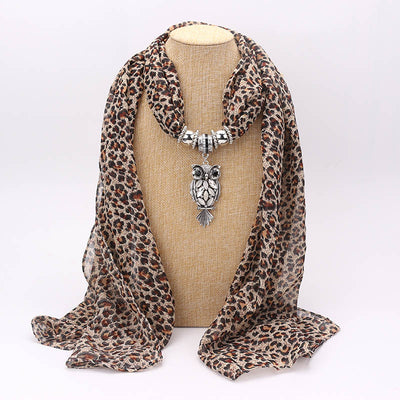 Collar Pañuelo de Chifón con Dije de Aleación Estampado - Image 19