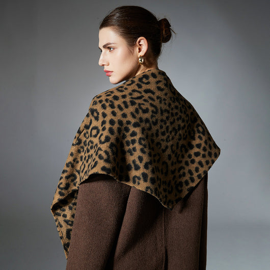 Chal Triangular Reversible con Estampado Leopardo - Colección Otoño Invierno - Image 3