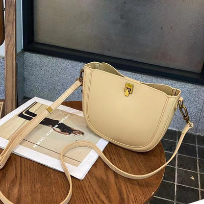 Bolso Mensajero de Cuero para Mujer - Diseño Minimalista y Versátil - Image 9