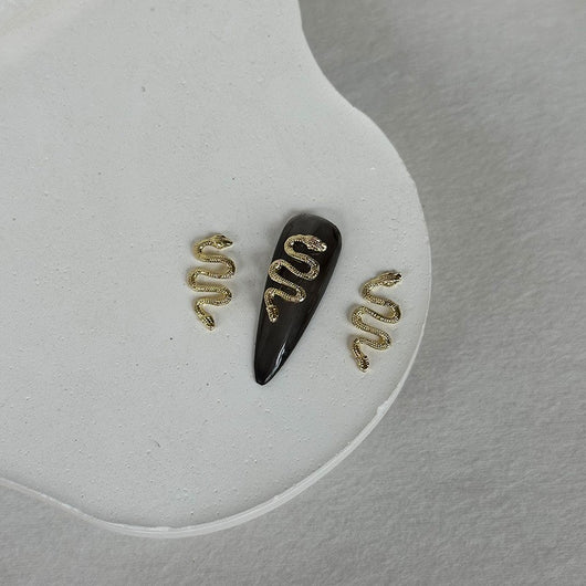 Adorno de Uñas Serpientes Metalizadas con Líneas Finas - Image 2