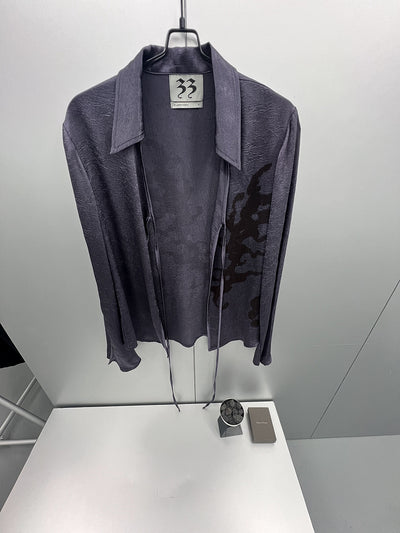 Blusa Vintage Púrpura con Encaje, Satén Plisado e Impresión Abstracta - Image 13