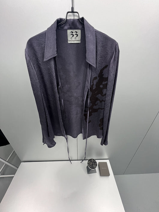 Blusa Vintage Púrpura con Encaje, Satén Plisado e Impresión Abstracta - Image 13
