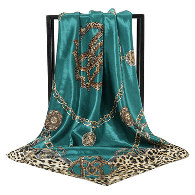 Pañuelo de Satén con Estampado de Leopardo y Cadena Decorativa - Image 5