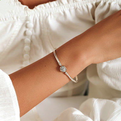Pulsera Mariposa con Letras Inglesas y Base Dorada