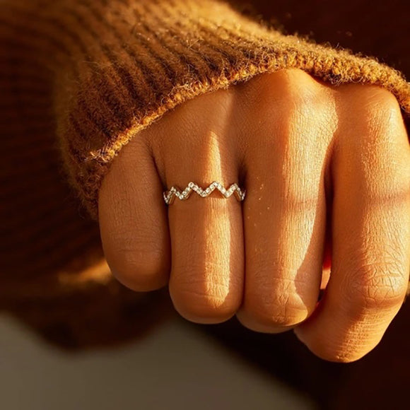 Anillo Ajustable con Patrón de Ondas y Circones Incrustados
