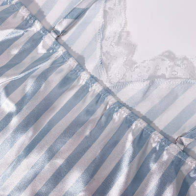 Pijama de Satén con Escote V y Encaje Calado Sexy - Image 16
