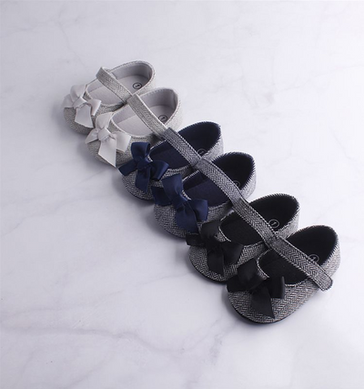 Grey herringbone baby crib shoes with white grosgrain bows and a single strap, perfect for toddlers. - Image 9