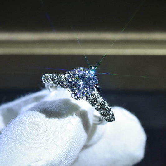 Anillo Diosa de la Fortuna en Moissanita con Baño de Platino - Image 2