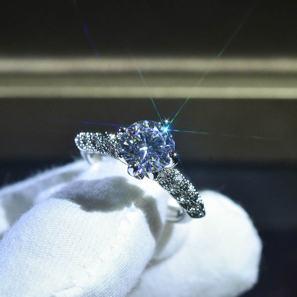 Anillo Diosa de la Fortuna en Moissanita con Baño de Platino