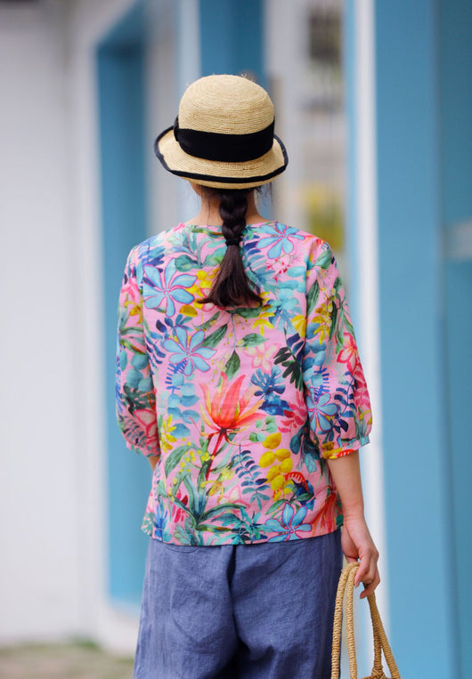 Blusa Literaria de Algodón y Lino con Cuello en V para Viajeras - Image 10
