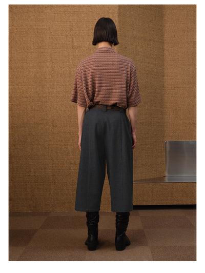 Pantalones Plisados Grises con Detalle Floral - Largo Siete Cuartos - Image 2
