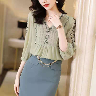 Blusa Suelta con Escote en V y Bordados Elegantes
