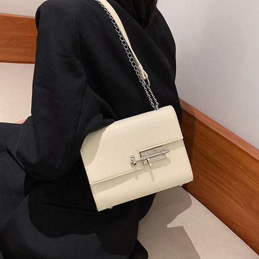Bolso Diagonal de Mujer con Cadena Texturizada y Diseño Asimétrico