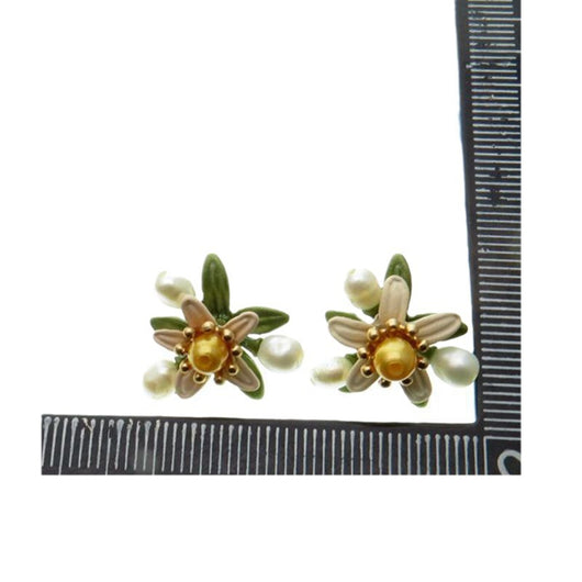 Aretes Retro Flor de Azahar con Perla de Agua Dulce Amarilla y Acabado Lacado Verde - Image 3