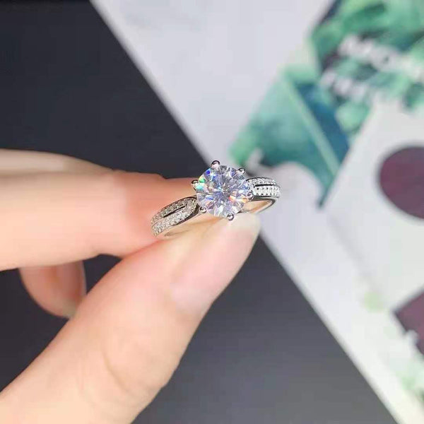 Anillo de Lujo con Moissanita D Color y Claridad FL