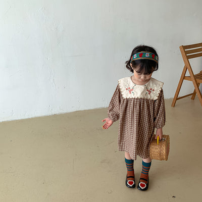 Vestido Infantil Estilo Occidental con Cuello Ancho y Flores Bordadas
