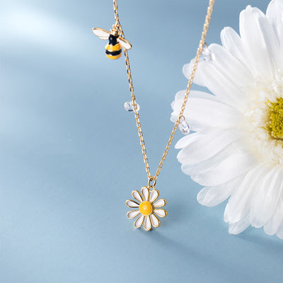 Collar Delicado de Margarita Blanca y Abeja Dorada - Cadena de Clavícula - Image 6