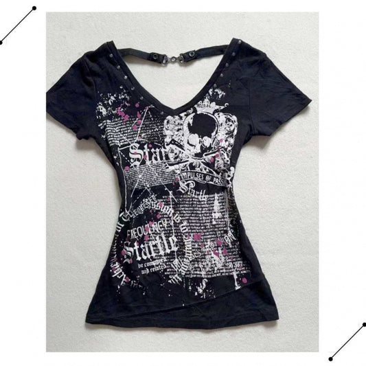 Camiseta Retro Americana Ajustada con Remaches y Cuello en V - Image 2