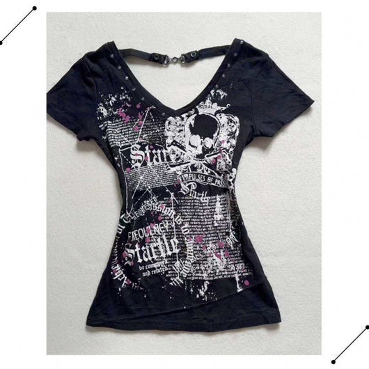 Camiseta Retro Americana Ajustada con Remaches y Cuello en V - Image 2