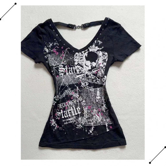 Camiseta Retro Americana Ajustada con Remaches y Cuello en V