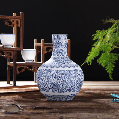 Jarrón Clásico de Cerámica Azul y Blanco - Ornamento Artesanal - Image 18