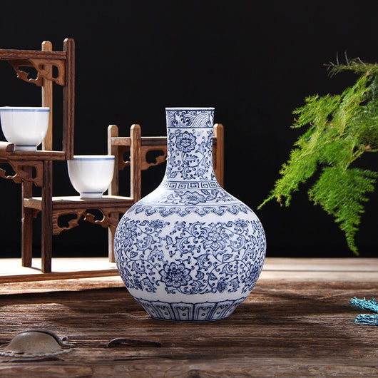Jarrón Clásico de Cerámica Azul y Blanco - Ornamento Artesanal - Image 18
