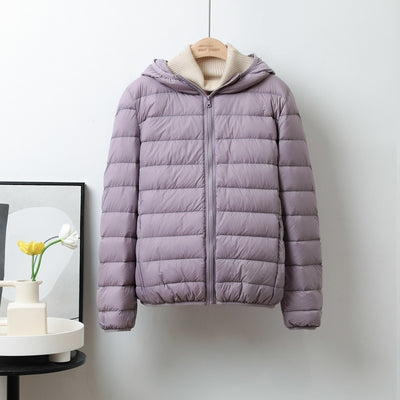 Chaqueta Corta Acolchada de Plumón para Mujer con Capucha y Cuello Alto - Image 9