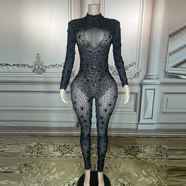 Jumpsuit de Fiesta con Detalles Brillantes y Cortes Estratégicos