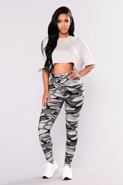 Leggings Casuales con Estampado Camuflaje Gris - Image 2