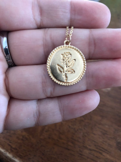 Cadena de Clavícula con Moneda Rosa en Diseño Minimalista - Image 8