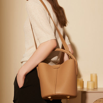 Bolsa Crossbody de Cuero Genuino para Mujer - Diseño Bucket - Image 7